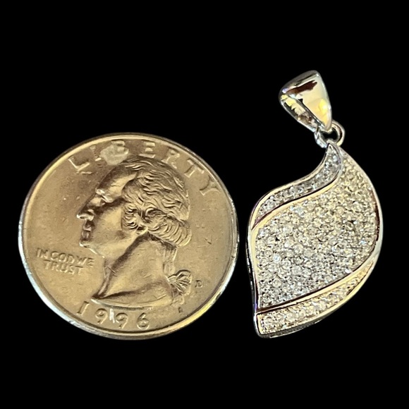 Elegant 925 Silver Leaf Pendant with Layers Of CZ’s - Picture 6 of 6